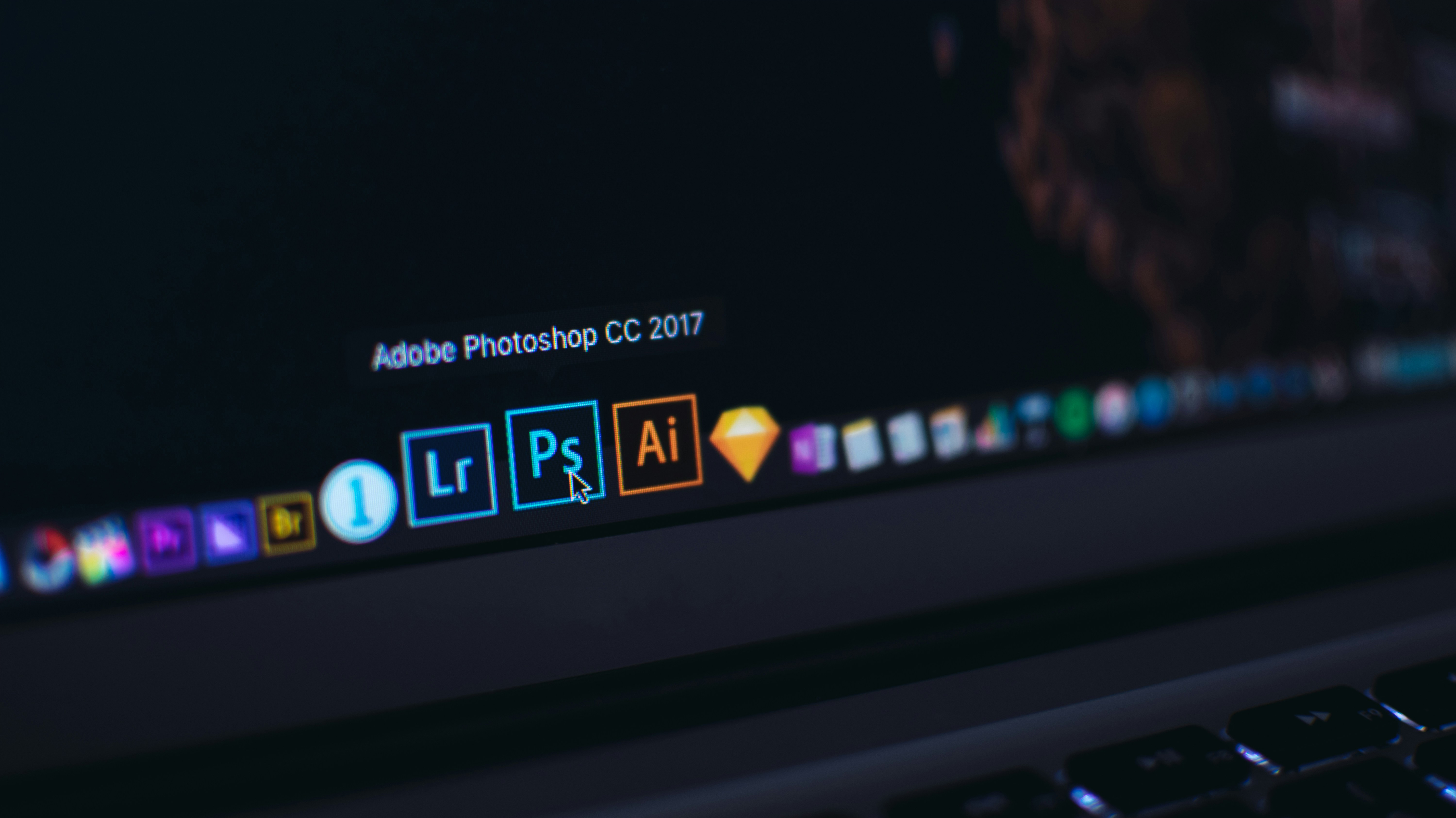 Curso profesional de diseño gráfico, donde aprenderás a crear identidades visuales impactantes y estrategias efectivas de promoción para marcas y proyectos.